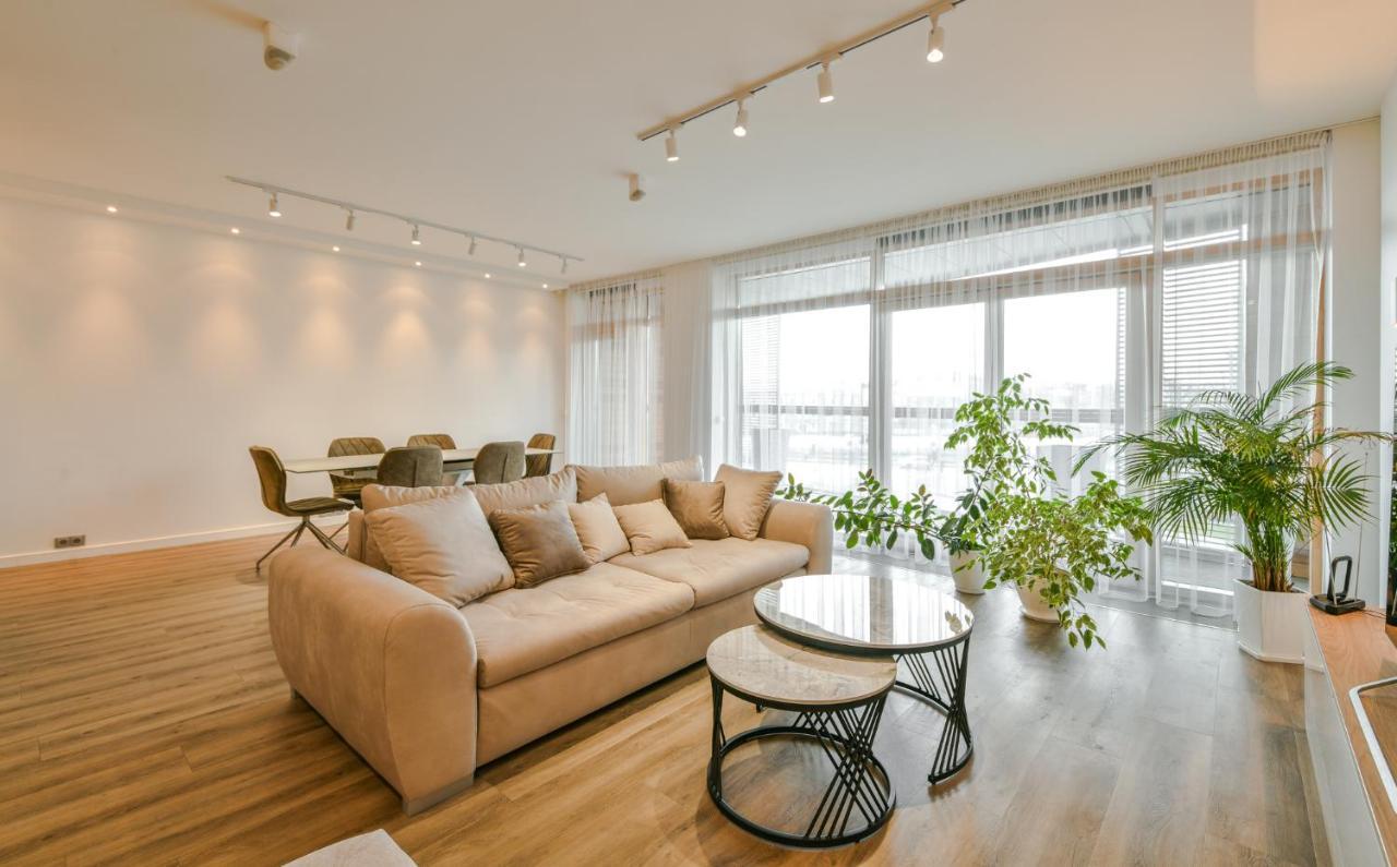 K129 Living In Center * VNO