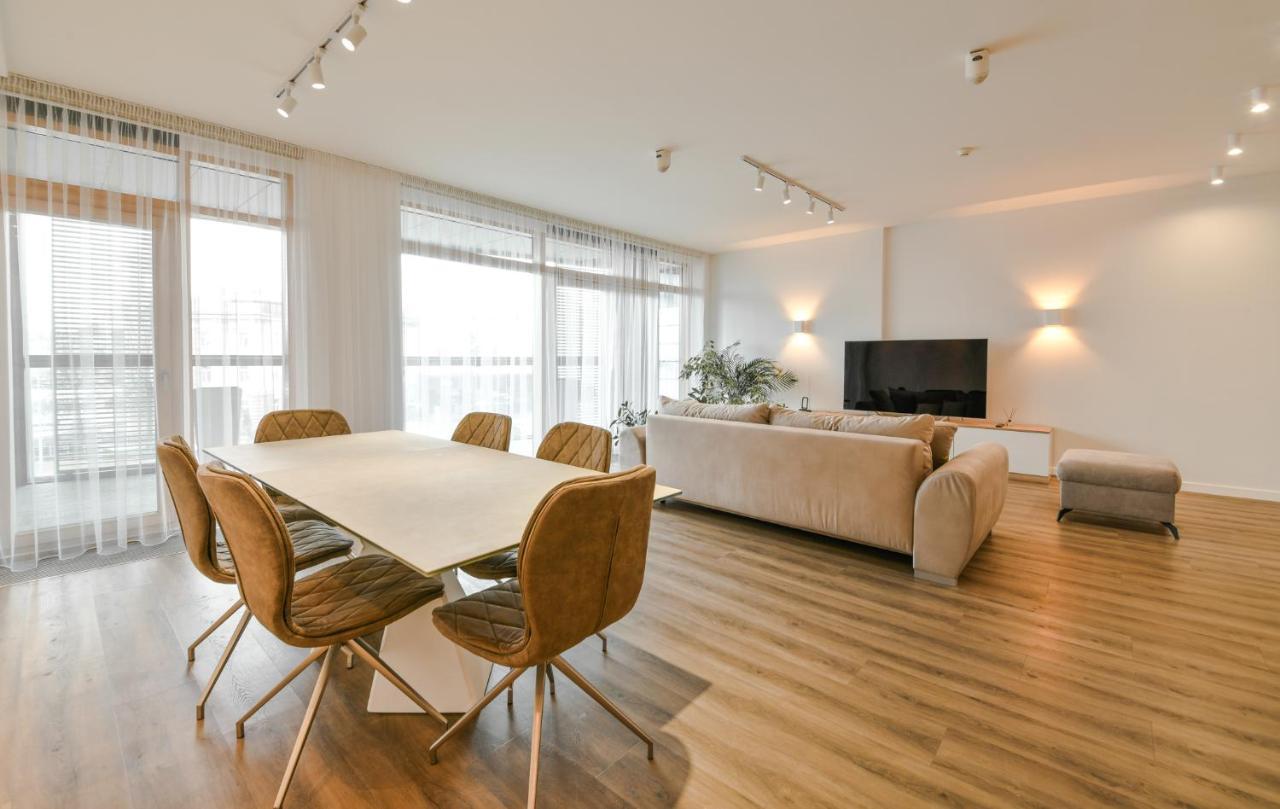 K129 Living In Center VNO