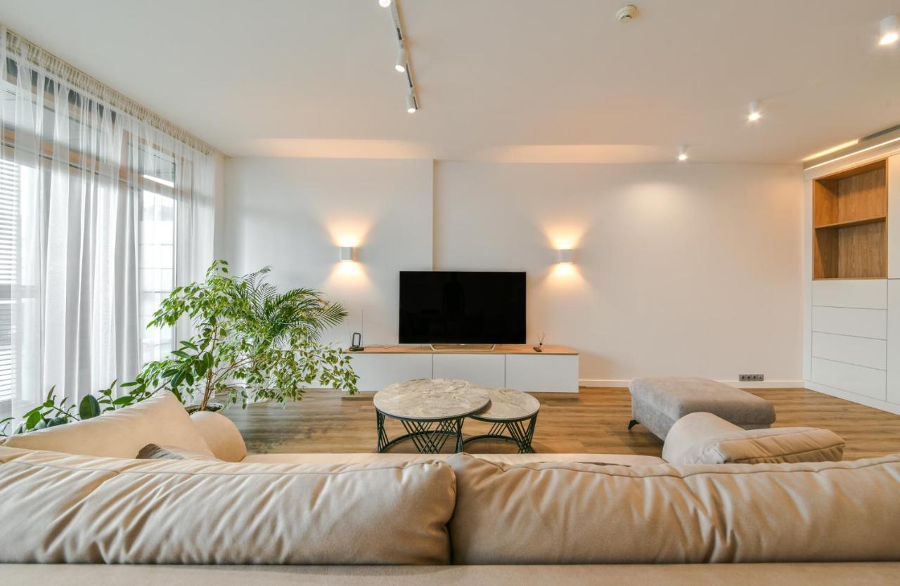 K129 Living In Center * VNO