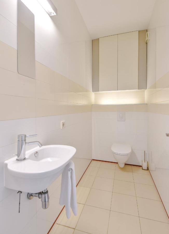 K129 Living In Center * VNO