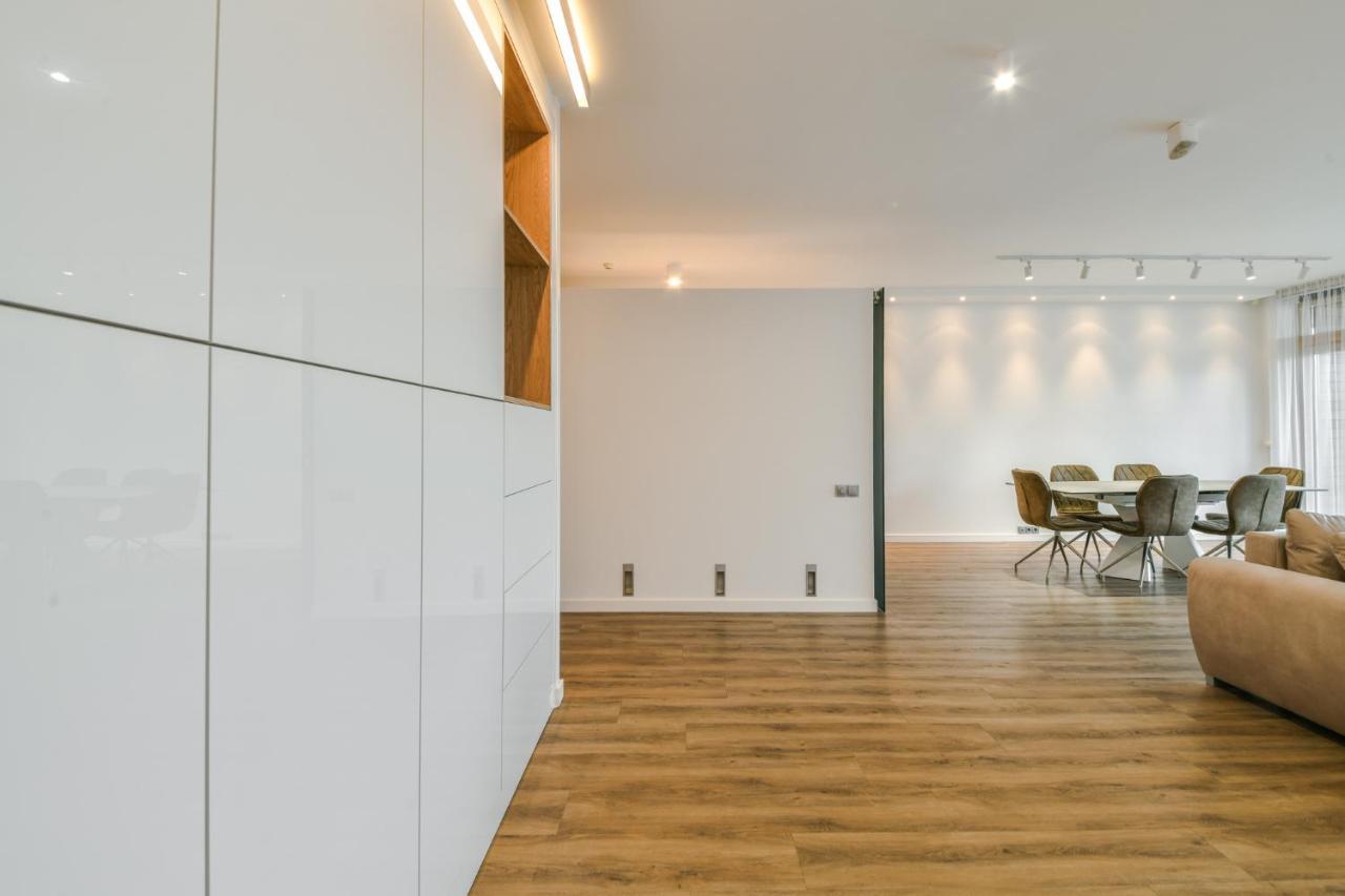 K129 Living In Center