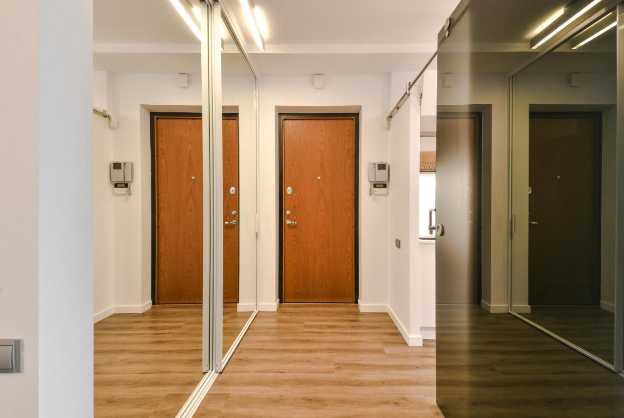 K129 Living In Center VNO