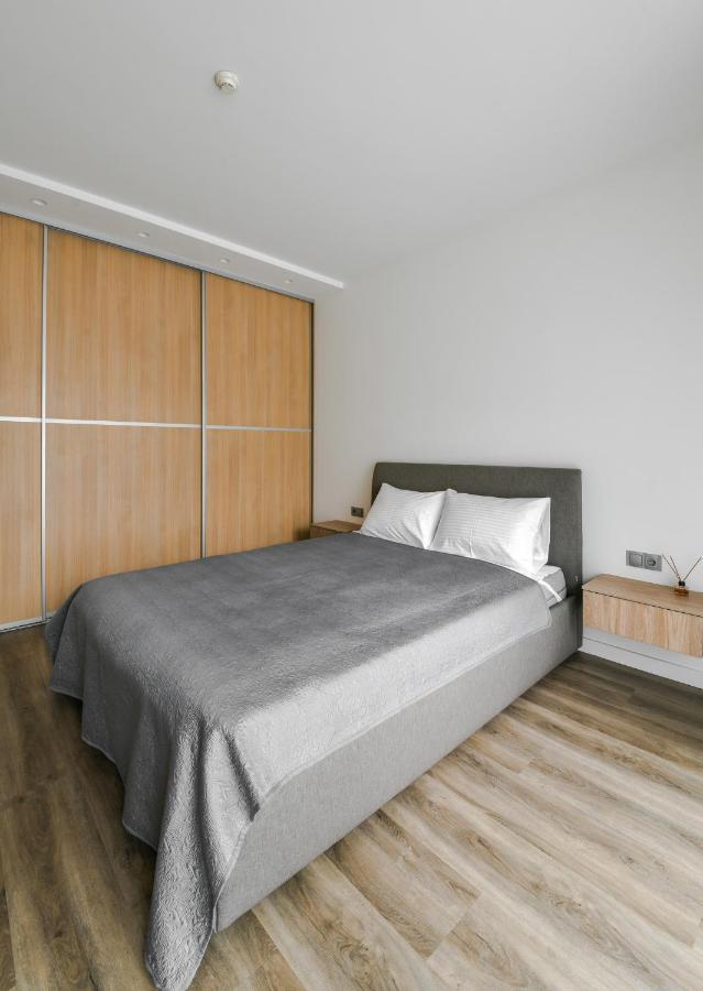 K129 Living In Center * VNO