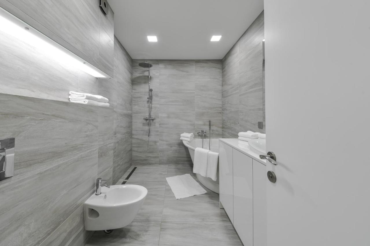 K129 Living In Center * VNO